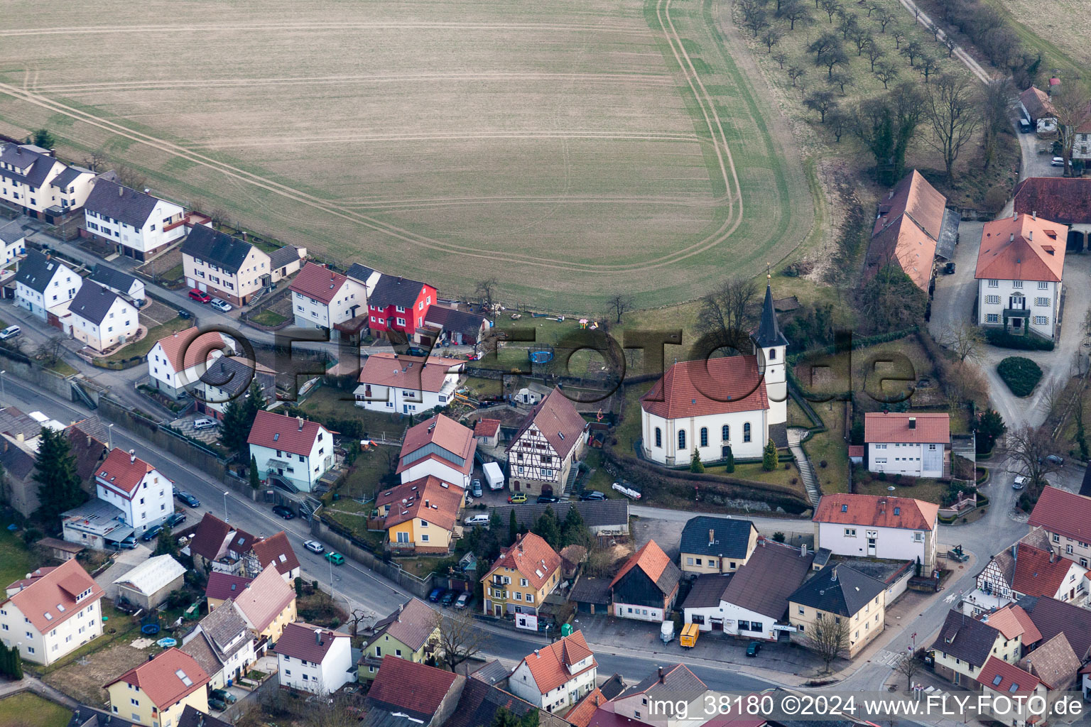 Luftbild von Kirchengebäude im Dorfkern im Ortsteil Obergimpern in Bad Rappenau im Bundesland Baden-Württemberg, Deutschland