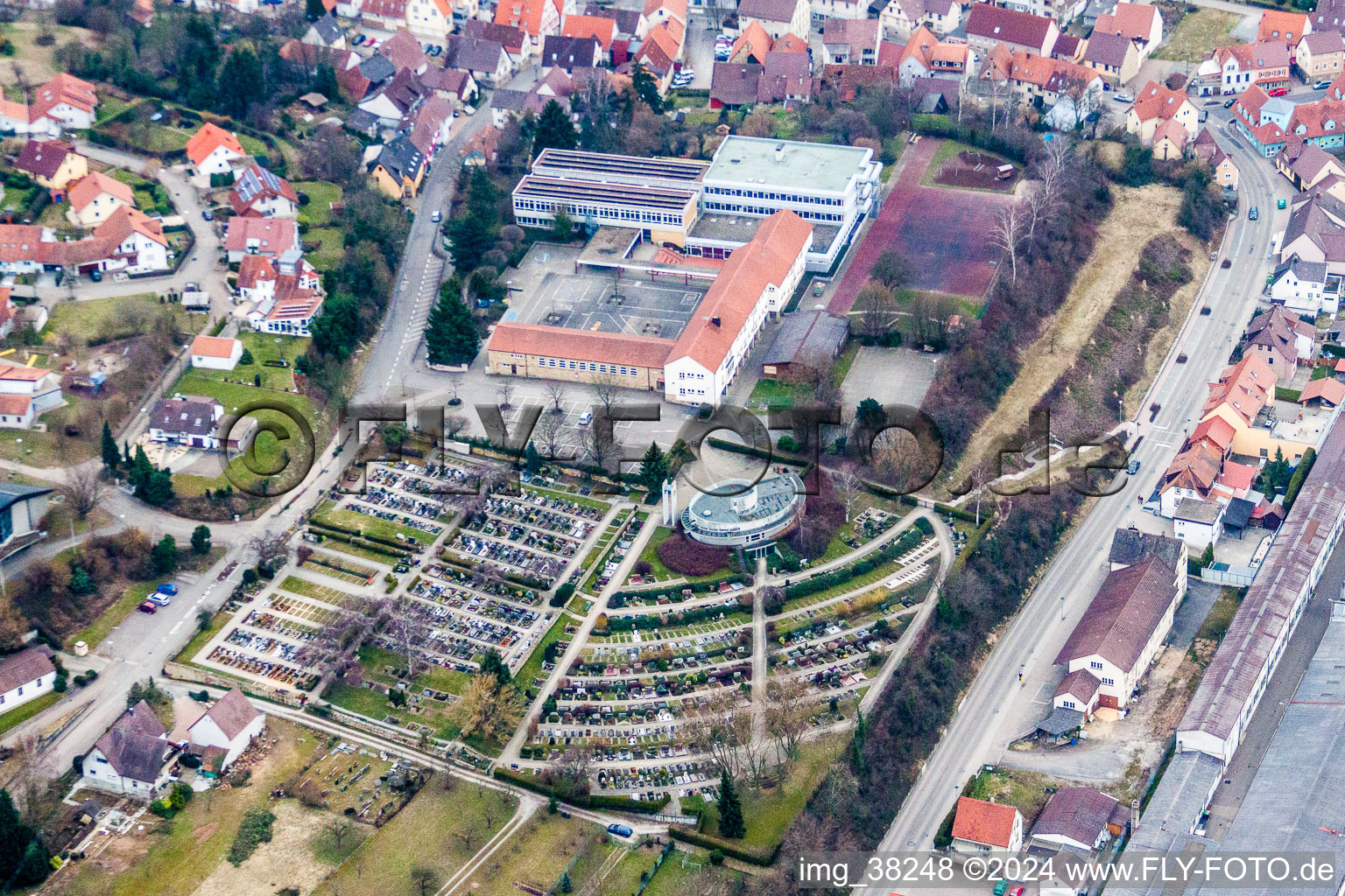 Grabreihen auf dem Gelände des Friedhofes in Oberderdingen im Ortsteil Unterderdingen im Bundesland Baden-Württemberg, Deutschland