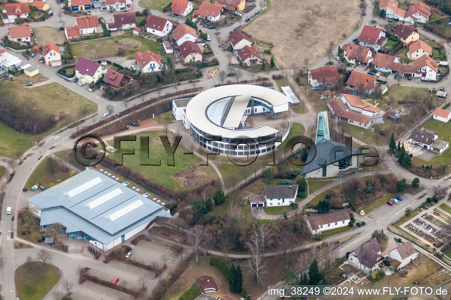 Luftbild von Schulgebäude der Leopold-Feigenbutz-Realschule in Oberderdingen im Ortsteil Unterderdingen im Bundesland Baden-Württemberg, Deutschland