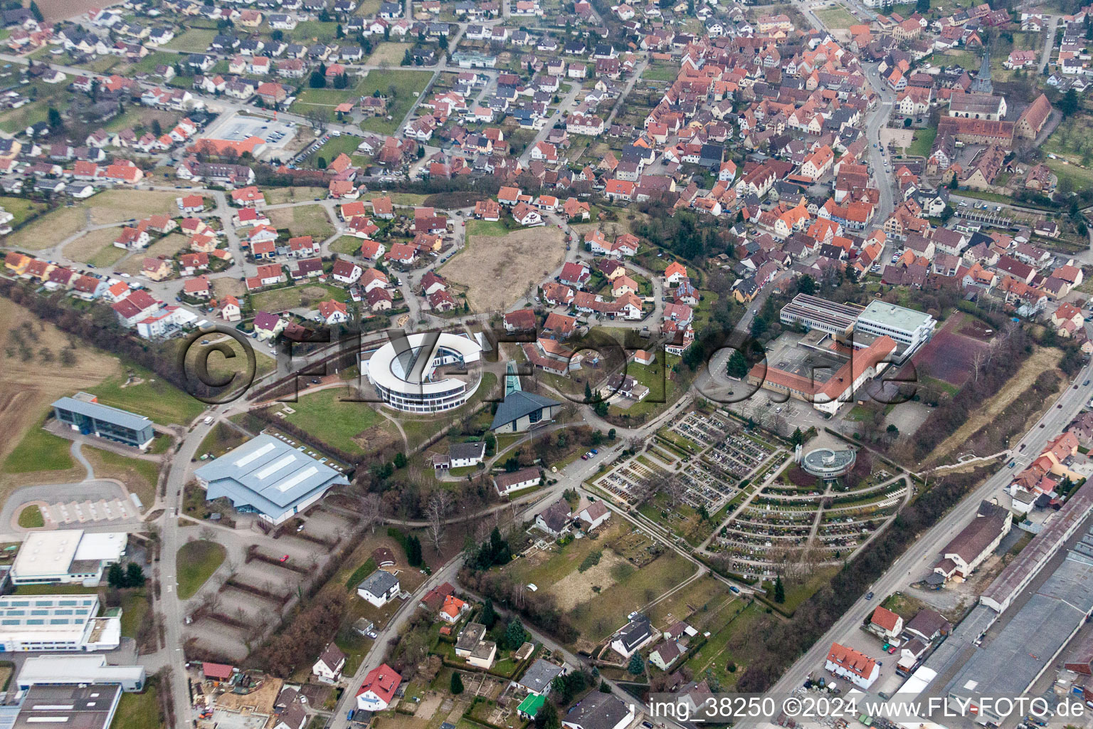 Luftaufnahme von Schulgebäude der Leopold-Feigenbutz-Realschule in Oberderdingen im Ortsteil Unterderdingen im Bundesland Baden-Württemberg, Deutschland