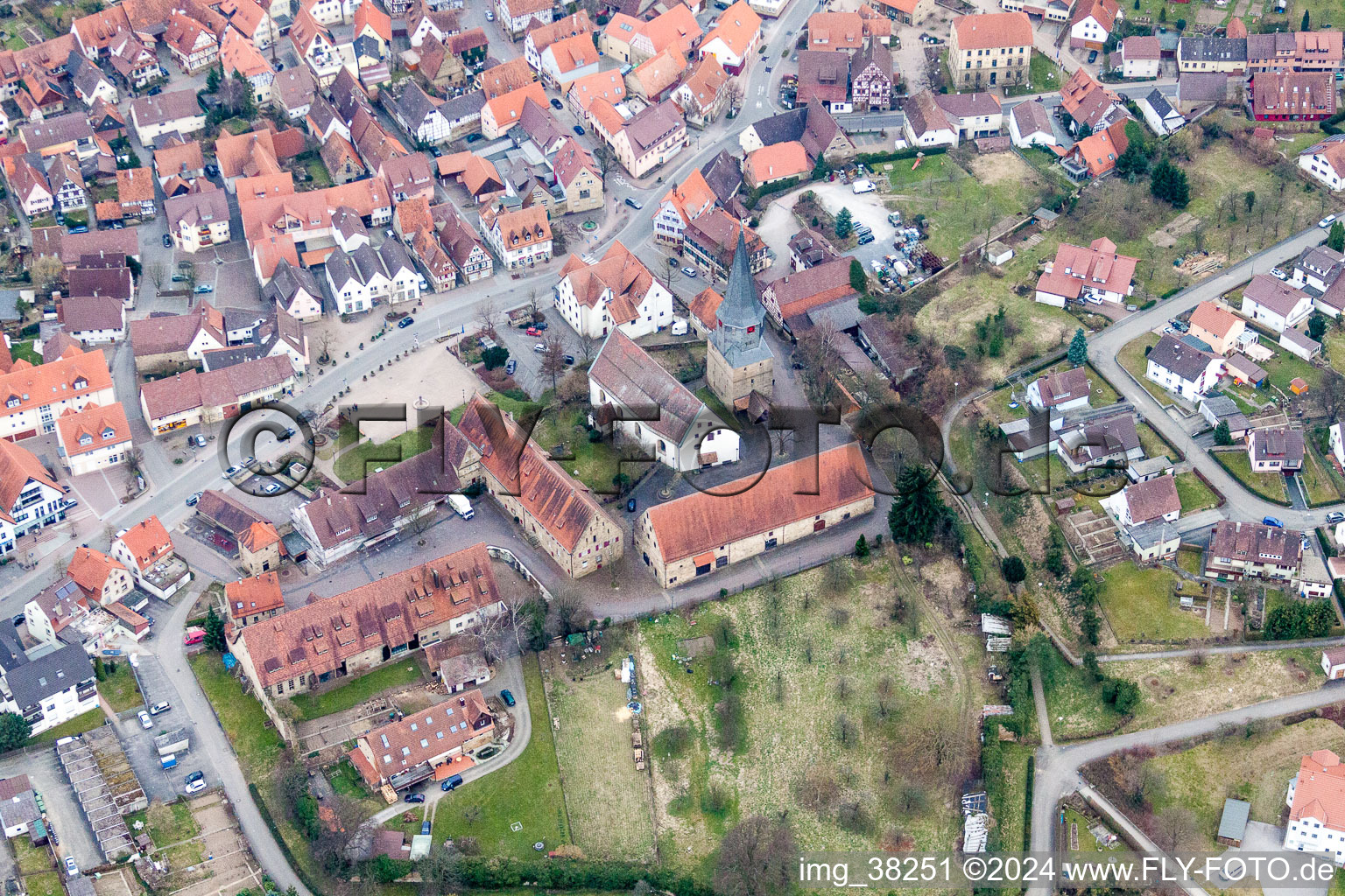 Gebäude des Rathauses der Stadtverwaltung und Hexenturm in Oberderdingen im Bundesland Baden-Württemberg, Deutschland