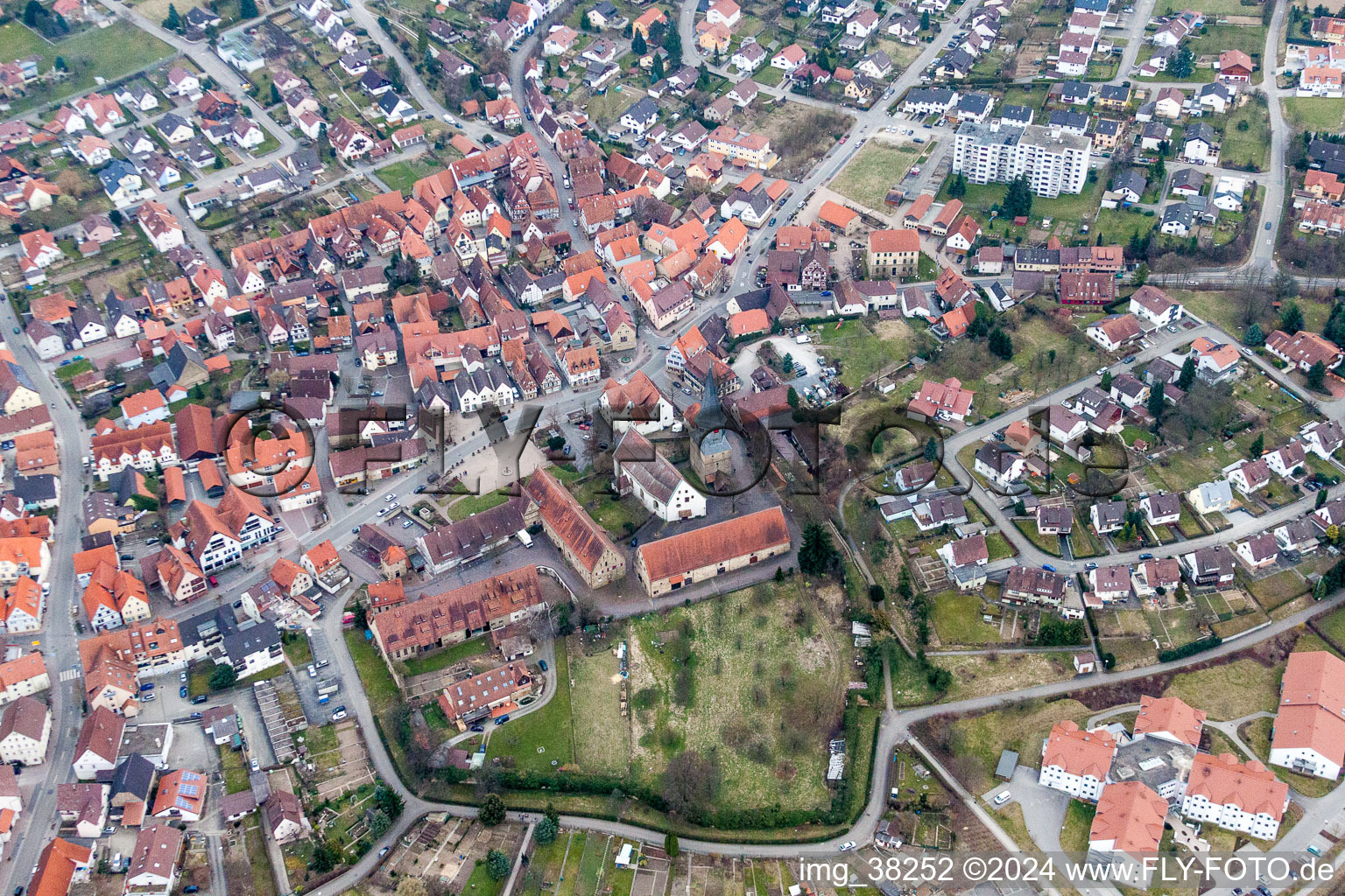 Gebäude der Laurentiuskirche, des Gemeindehause und des Hexenturms in Oberderdingen im Bundesland Baden-Württemberg, Deutschland