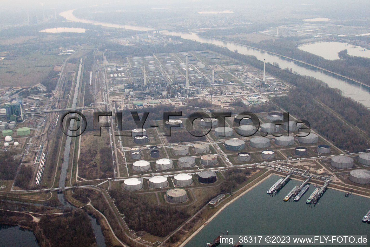 Luftbild von Knielingen MIRO Raffinerie am Rhein in Karlsruhe im Bundesland Baden-Württemberg, Deutschland