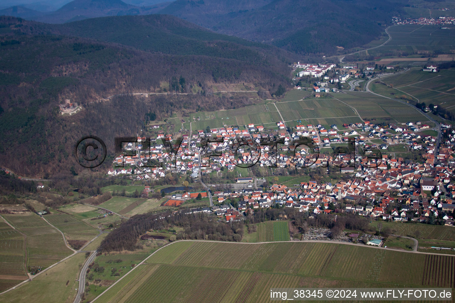 Klingenmünster im Bundesland Rheinland-Pfalz, Deutschland von der Drohne aus gesehen