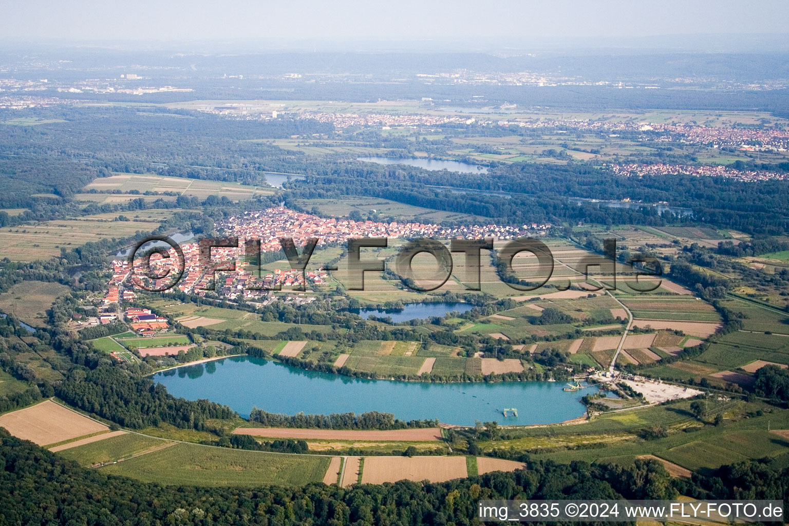 Dorfkern an den Fluß- Uferbereichen des Altrheins in Neuburg am Rhein im Bundesland Rheinland-Pfalz, Deutschland