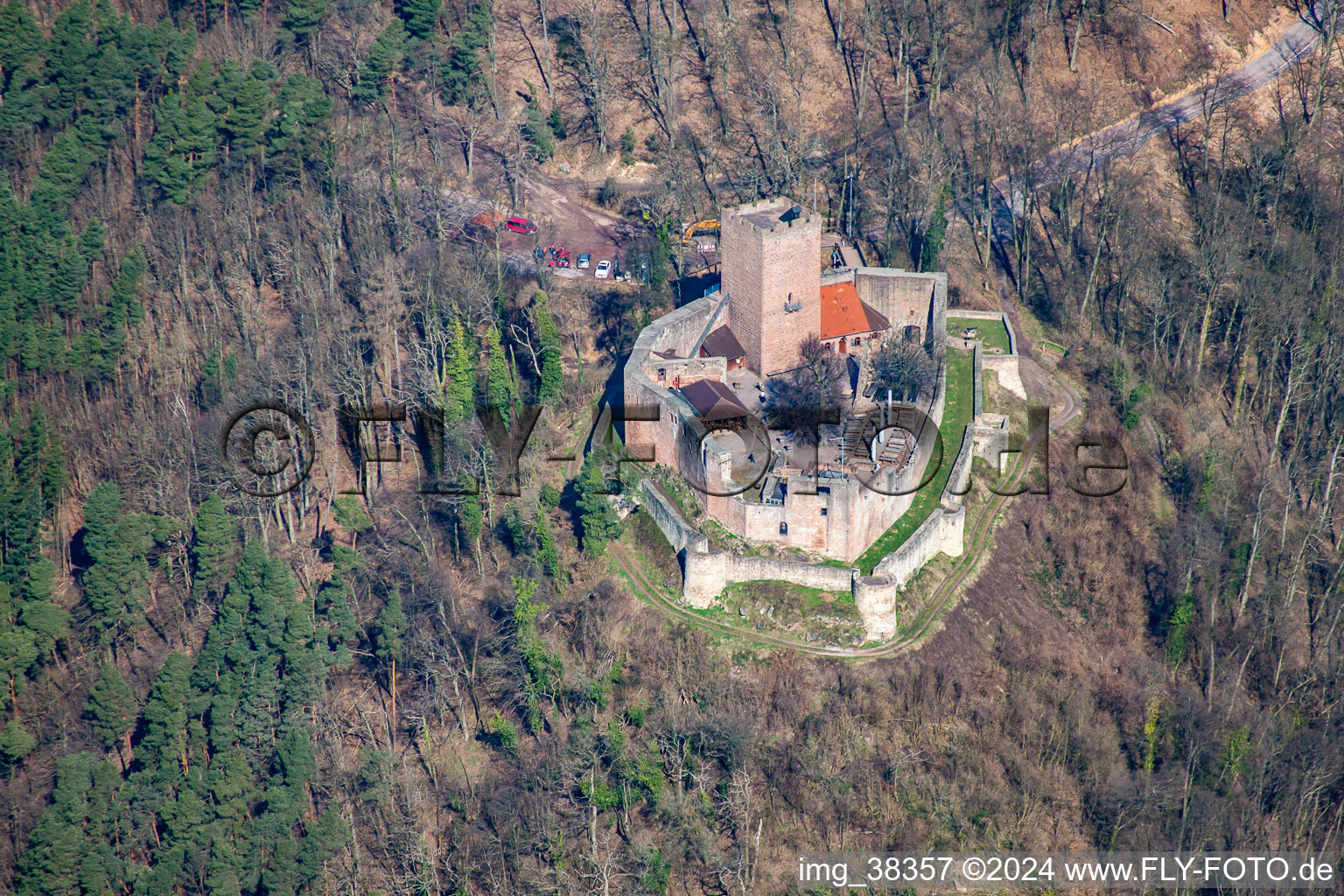 Luftbild von Ruine und Mauerreste der ehemaligen Burganlage und Feste Burg Landeck in Klingenmünster im Bundesland Rheinland-Pfalz, Deutschland