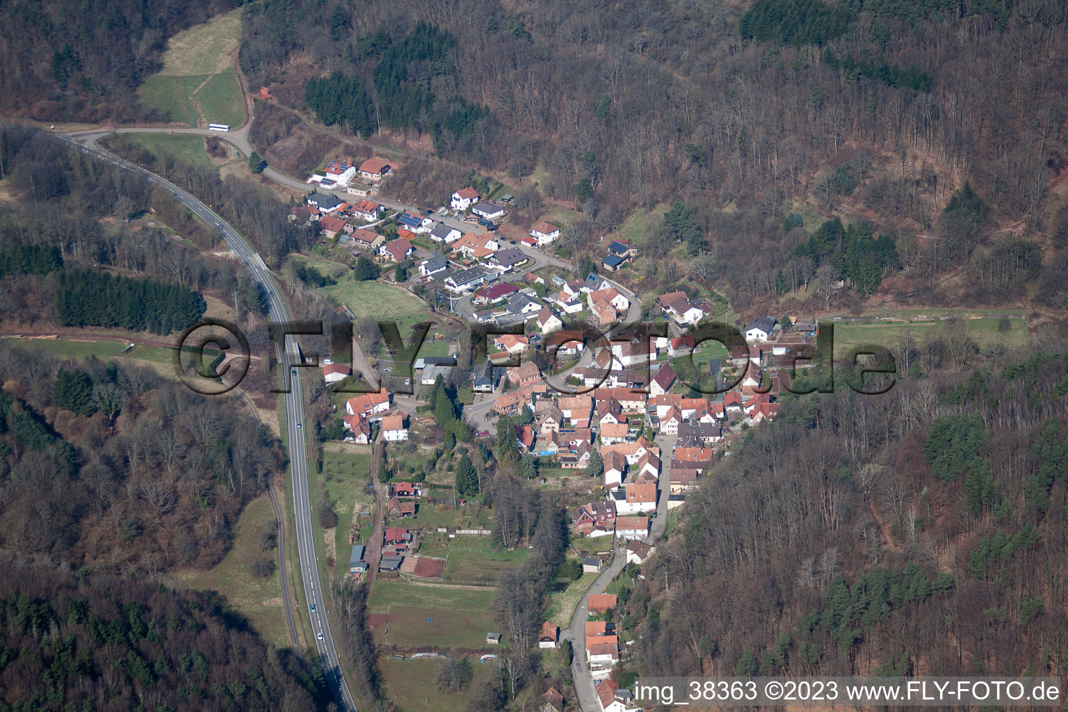 Münchweiler am Klingbach im Bundesland Rheinland-Pfalz, Deutschland aus der Luft betrachtet