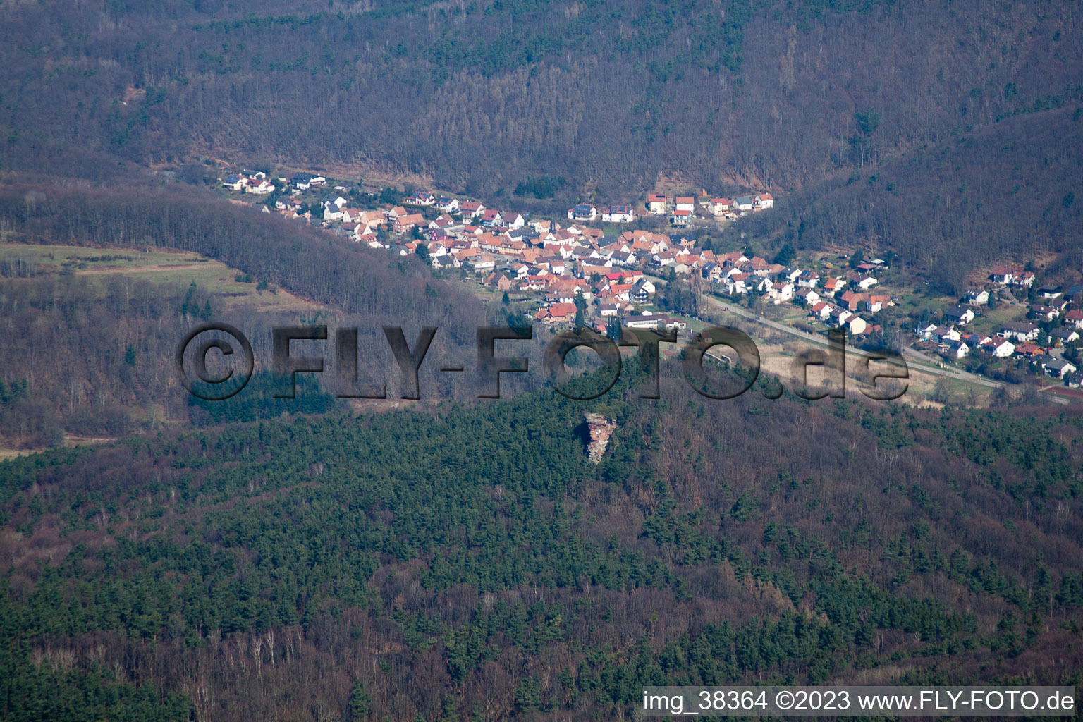 Drohnenbild von Waldrohrbach im Bundesland Rheinland-Pfalz, Deutschland