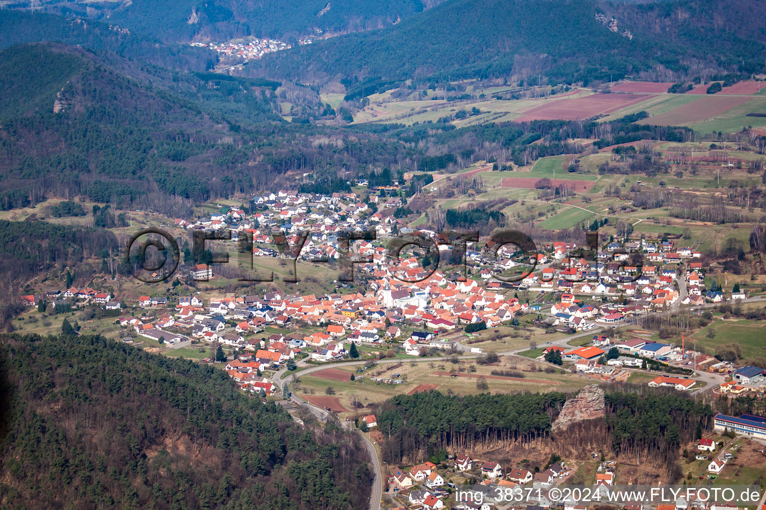 Luftaufnahme von Ortsteil Gossersweiler in Gossersweiler-Stein im Bundesland Rheinland-Pfalz, Deutschland