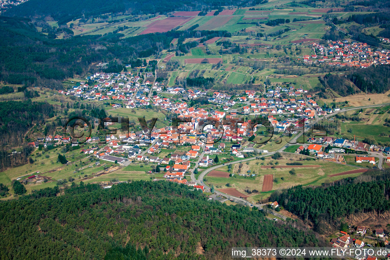 Schrägluftbild von Ortsteil Gossersweiler in Gossersweiler-Stein im Bundesland Rheinland-Pfalz, Deutschland