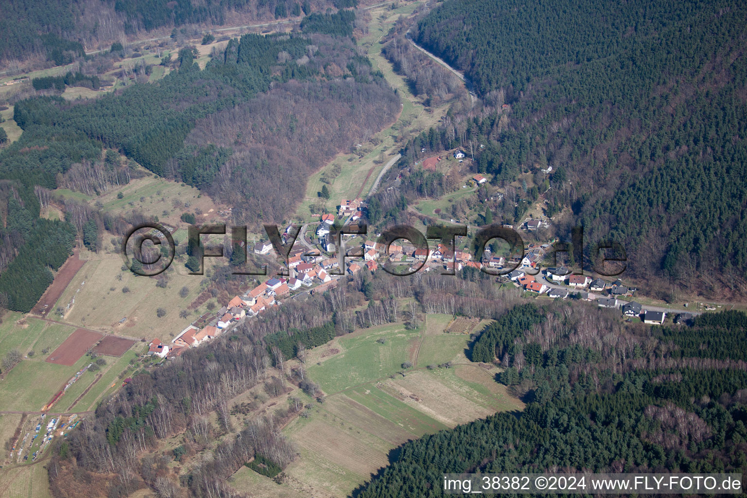 Luftbild von Dorf - Ansicht in Dimbach im Bundesland Rheinland-Pfalz, Deutschland