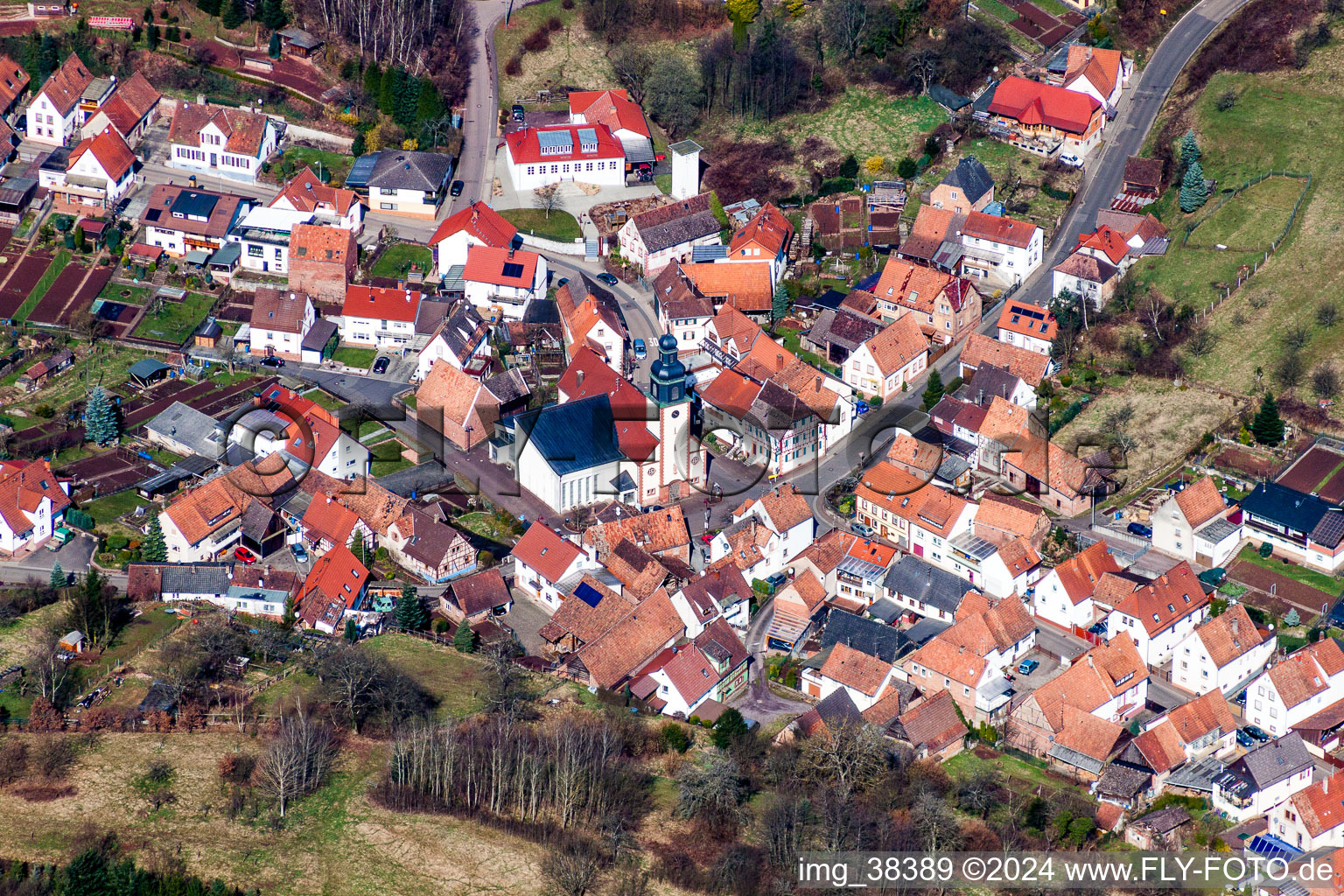 Luftbild von Kirchengebäude im Dorfkern in Schwanheim im Bundesland Rheinland-Pfalz, Deutschland