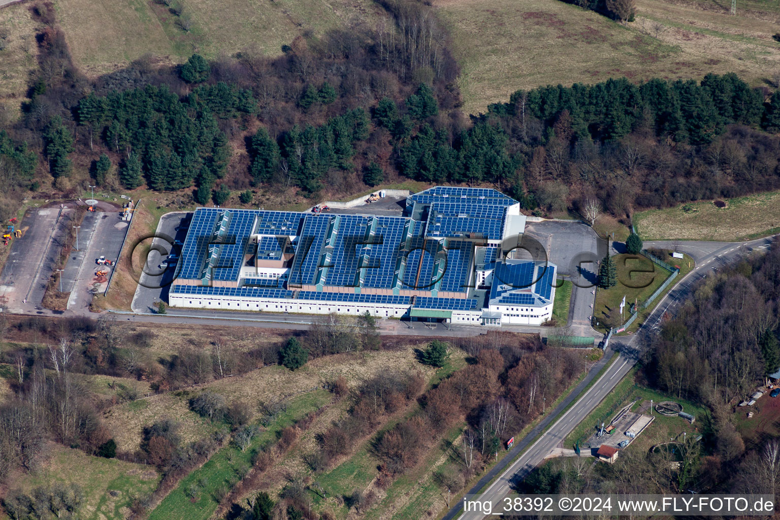 Gebäude und Produktionshallen auf dem Werksgelände Lugina Schuhfabrik GmbH in Schwanheim im Bundesland Rheinland-Pfalz, Deutschland