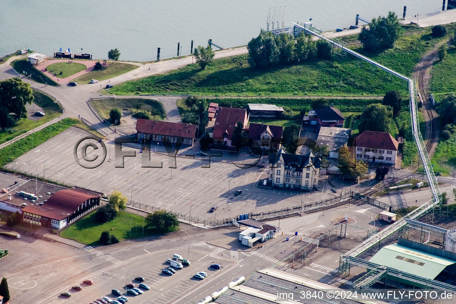 Luftbild von Lauterbourg, Chemieanlagen am Rhein im Bundesland Bas-Rhin, Frankreich