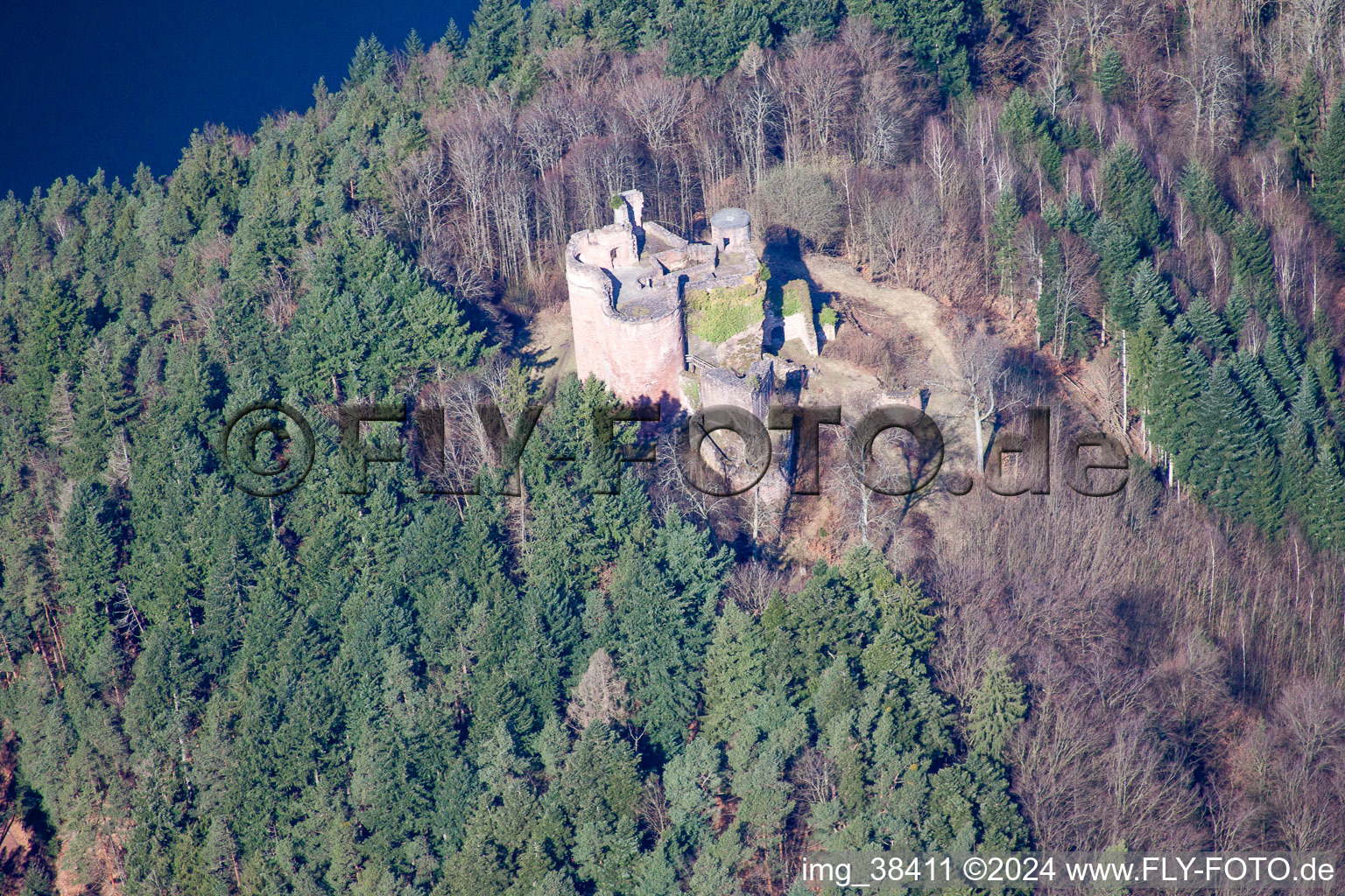 Luftbild von Ruine und Mauerreste der ehemaligen Burganlage und Feste Burgruine Neudahn in Dahn im Bundesland Rheinland-Pfalz, Deutschland
