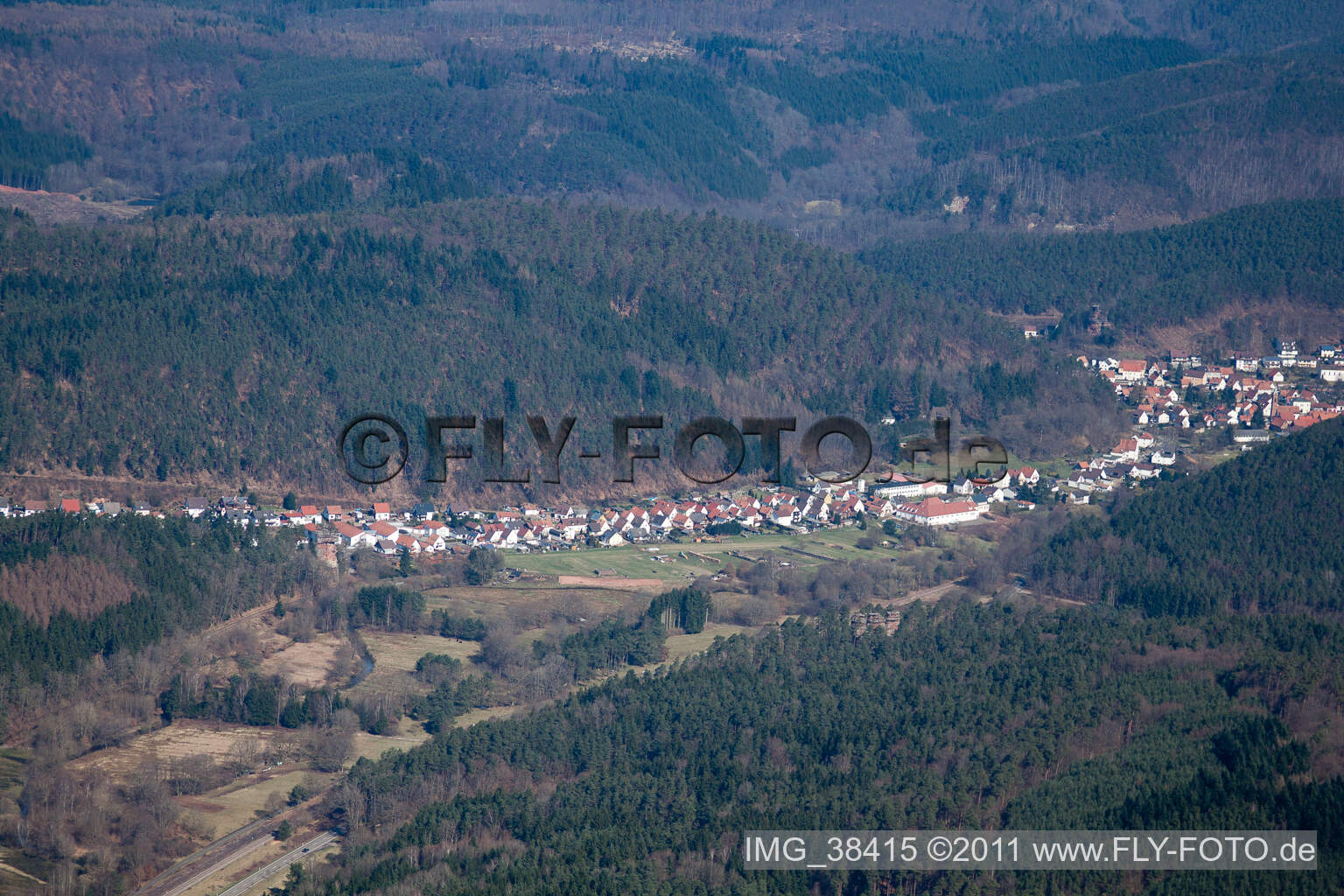 Luftaufnahme von Hinterweidenthal im Bundesland Rheinland-Pfalz, Deutschland