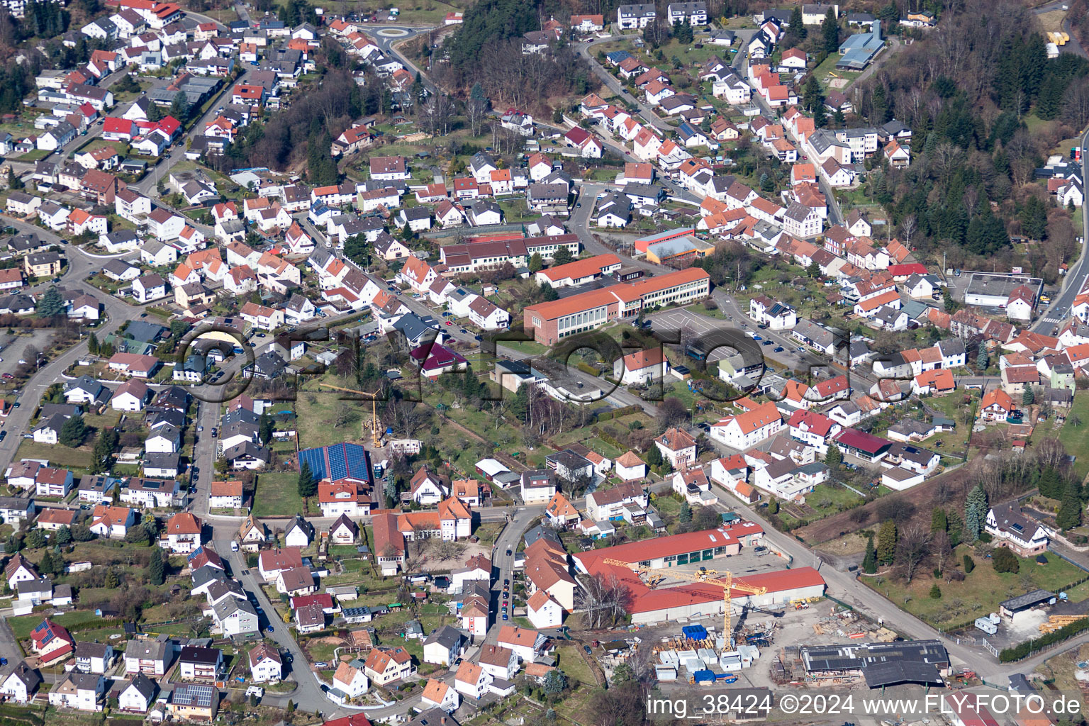 Ortsansicht der Straßen und Häuser der Wohngebiete in Lemberg im Bundesland Rheinland-Pfalz, Deutschland