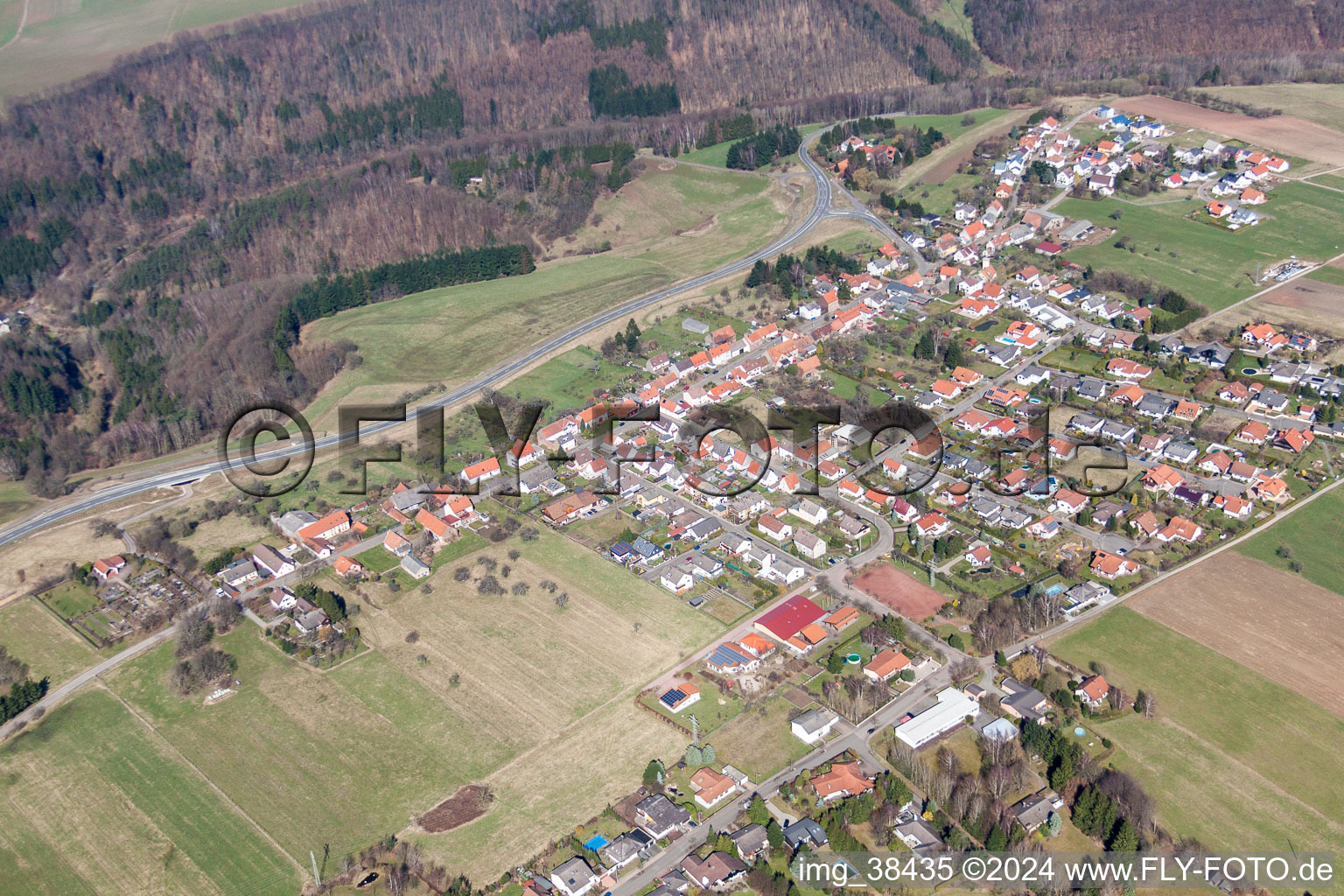Dorf - Ansicht am Rande von landwirtschaftlichen Feldern und Nutzflächen in Obersimten im Bundesland Rheinland-Pfalz, Deutschland