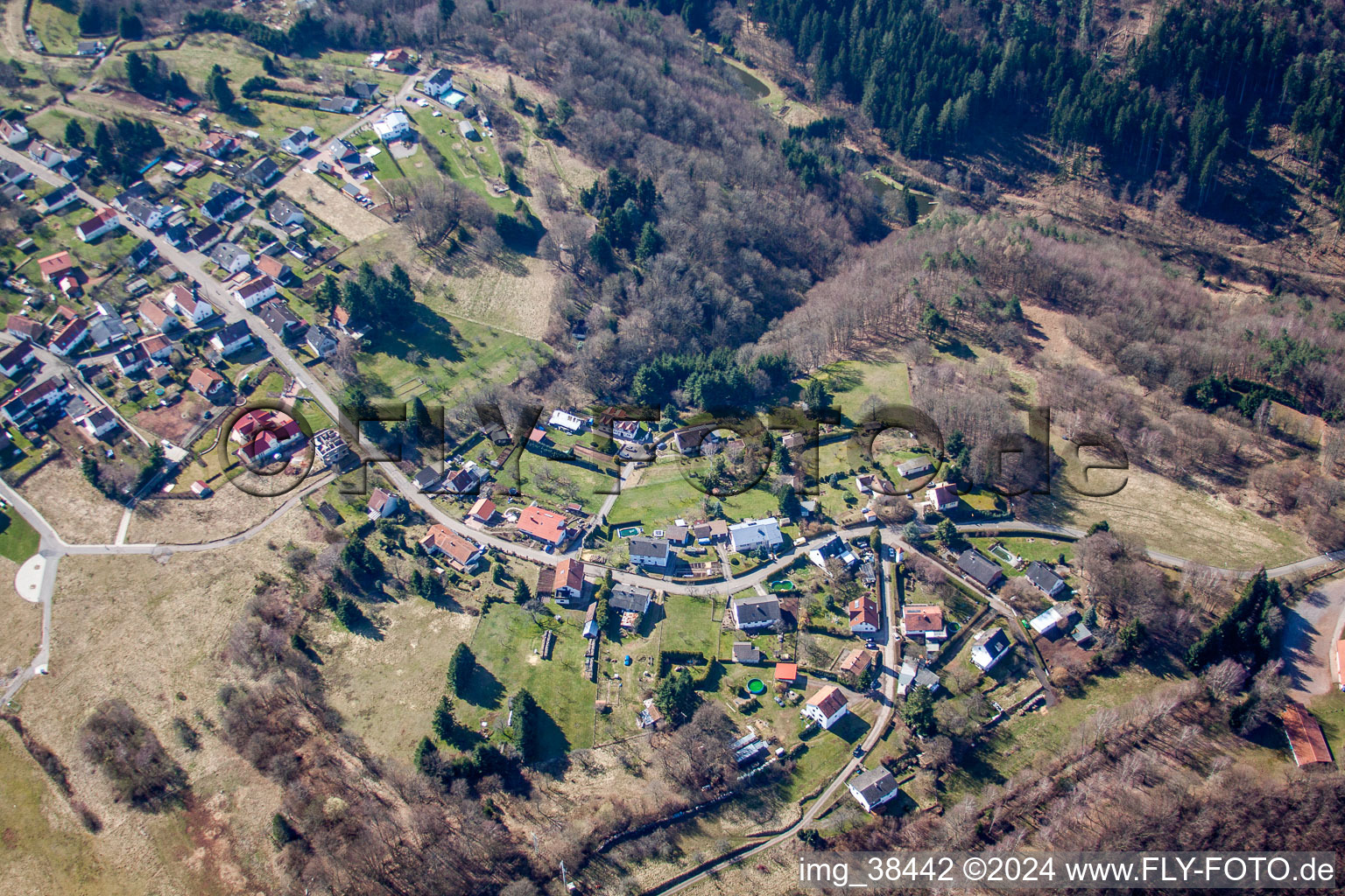 Dorf - Ansicht am Rande von landwirtschaftlichen Feldern und Nutzflächen in Hilst im Bundesland Rheinland-Pfalz, Deutschland