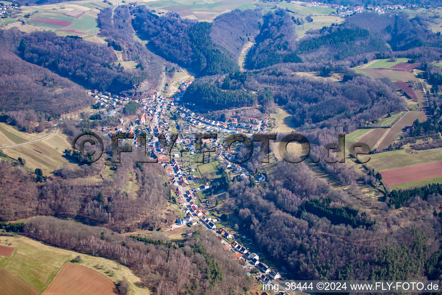 Dorf - Ansicht am Rande von landwirtschaftlichen Feldern und Nutzflächen in Trulben im Bundesland Rheinland-Pfalz, Deutschland