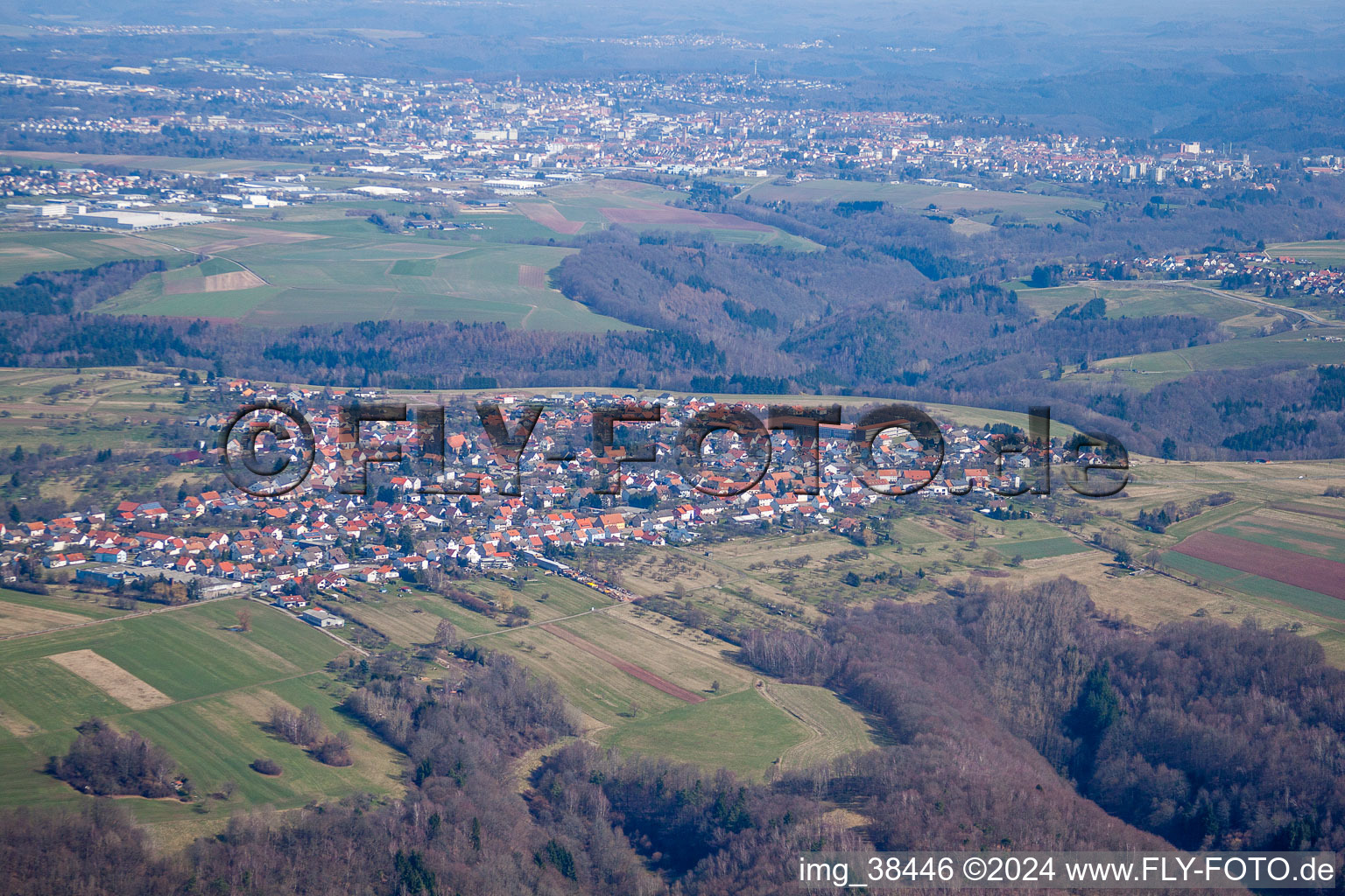 Dorf - Ansicht am Rande von landwirtschaftlichen Feldern und Nutzflächen in Vinningen im Bundesland Rheinland-Pfalz, Deutschland