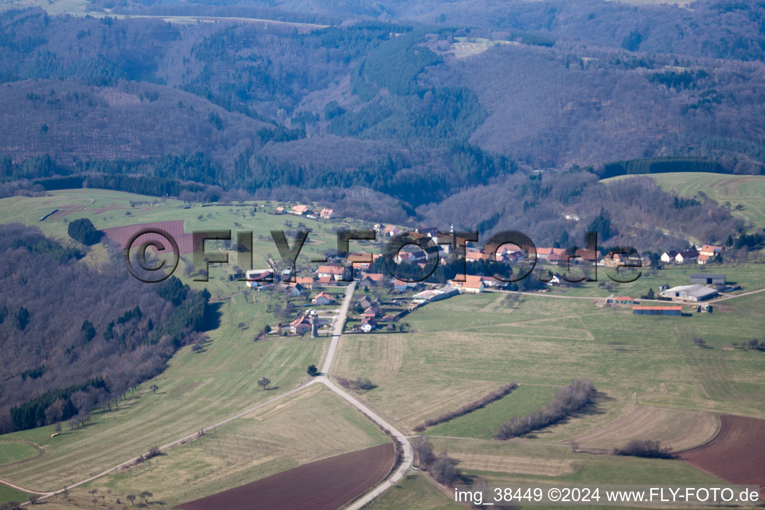 Dorf - Ansicht am Rande von landwirtschaftlichen Feldern und Nutzflächen in Liederschiedt in Grand Est im Bundesland Moselle, Frankreich