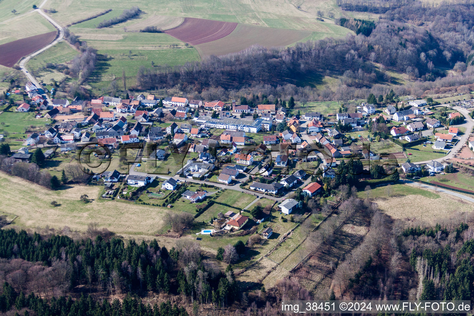 Luftaufnahme von Dorf - Ansicht am Rande von landwirtschaftlichen Feldern und Nutzflächen in Schweix im Bundesland Rheinland-Pfalz, Deutschland