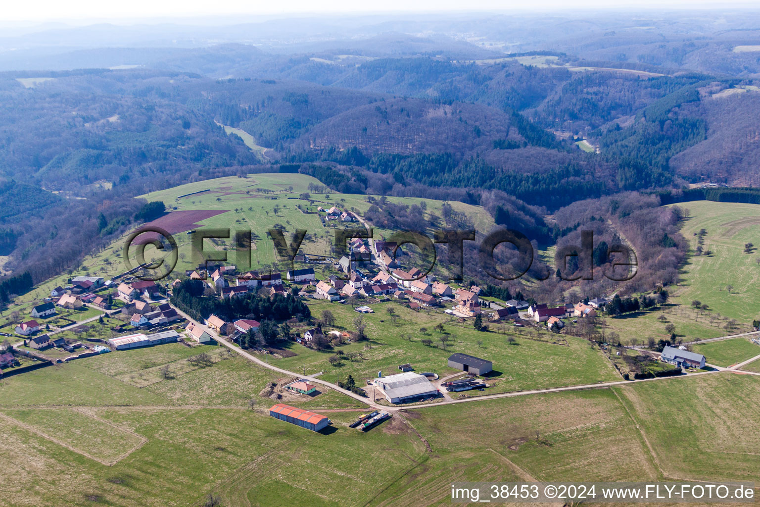 Luftbild von Dorf - Ansicht am Rande von landwirtschaftlichen Feldern und Nutzflächen in Liederschiedt in Grand Est im Bundesland Moselle, Frankreich