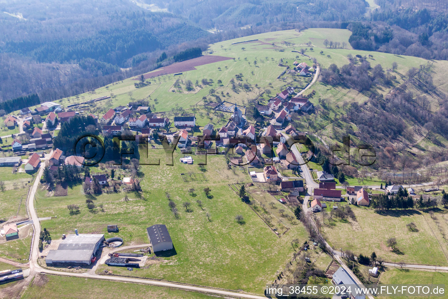 Luftaufnahme von Dorf - Ansicht am Rande von landwirtschaftlichen Feldern und Nutzflächen in Liederschiedt in Grand Est im Bundesland Moselle, Frankreich