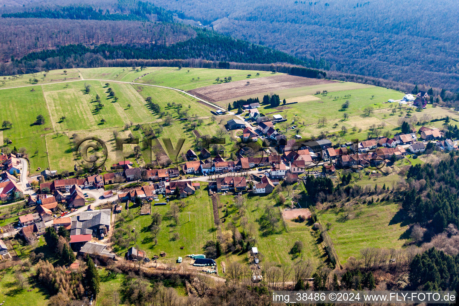 Dorf - Ansicht am Rande von landwirtschaftlichen Feldern und Nutzflächen in Ratzwiller in Grand Est im Bundesland Bas-Rhin, Frankreich