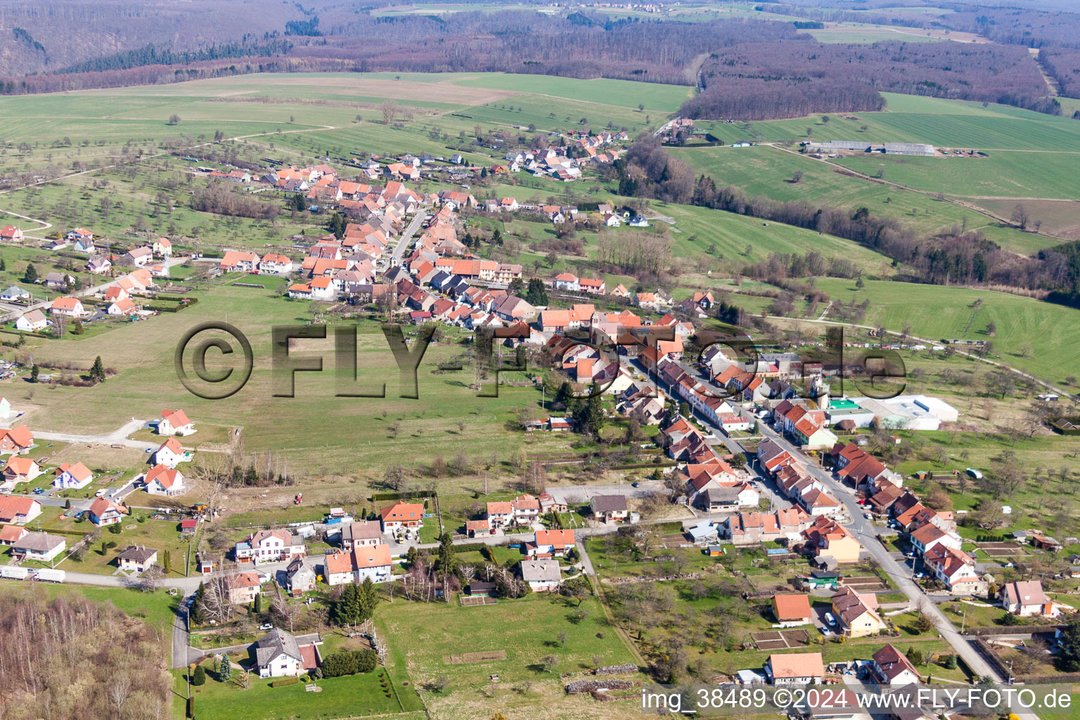Dorf - Ansicht am Rande von landwirtschaftlichen Feldern und Nutzflächen in Weislingen in Grand Est im Bundesland Bas-Rhin, Frankreich
