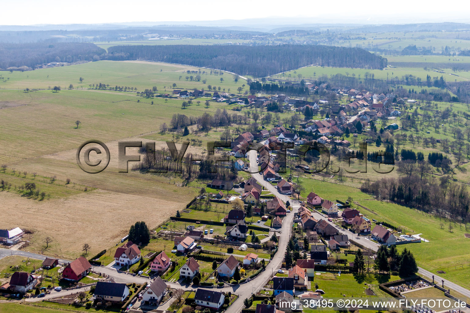 Dorf - Ansicht am Rande von landwirtschaftlichen Feldern und Nutzflächen in Struth in Grand Est im Bundesland Bas-Rhin, Frankreich