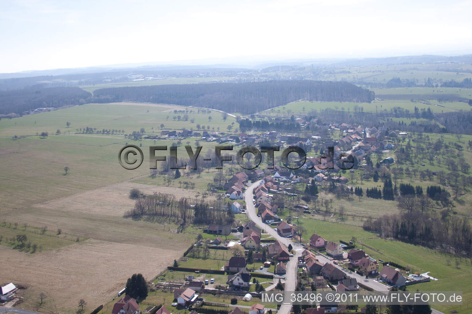 Luftbild von Dorf - Ansicht am Rande von landwirtschaftlichen Feldern und Nutzflächen in Struth in Grand Est im Bundesland Bas-Rhin, Frankreich