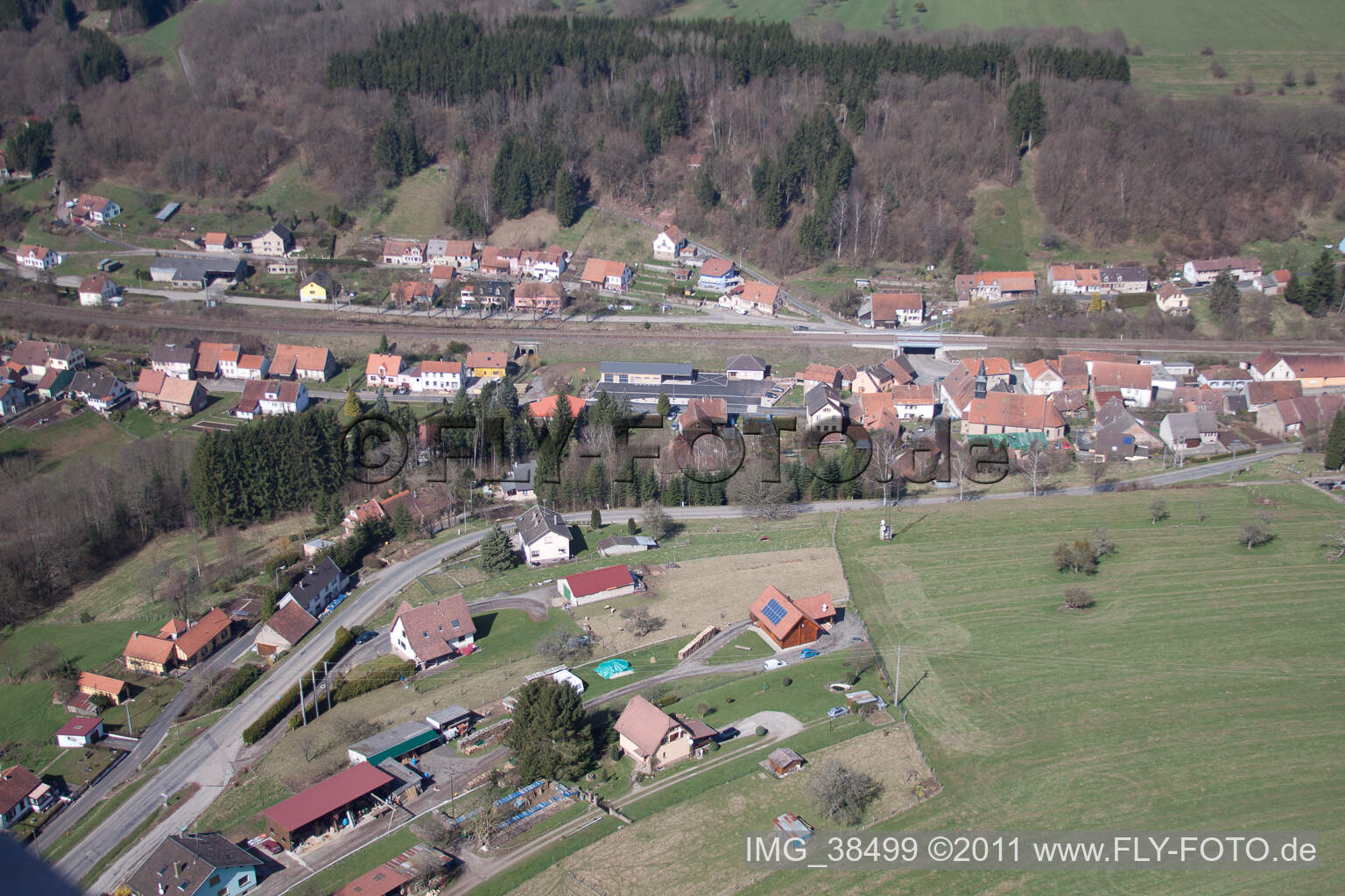 Luftbild von Dorf - Ansicht in Tieffenbach in Grand Est im Bundesland Bas-Rhin, Frankreich