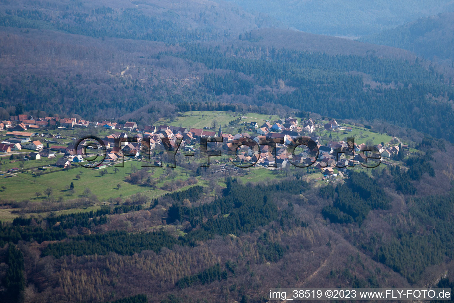 Luftbild von Eschbourg, Graufthal im Bundesland Bas-Rhin, Frankreich