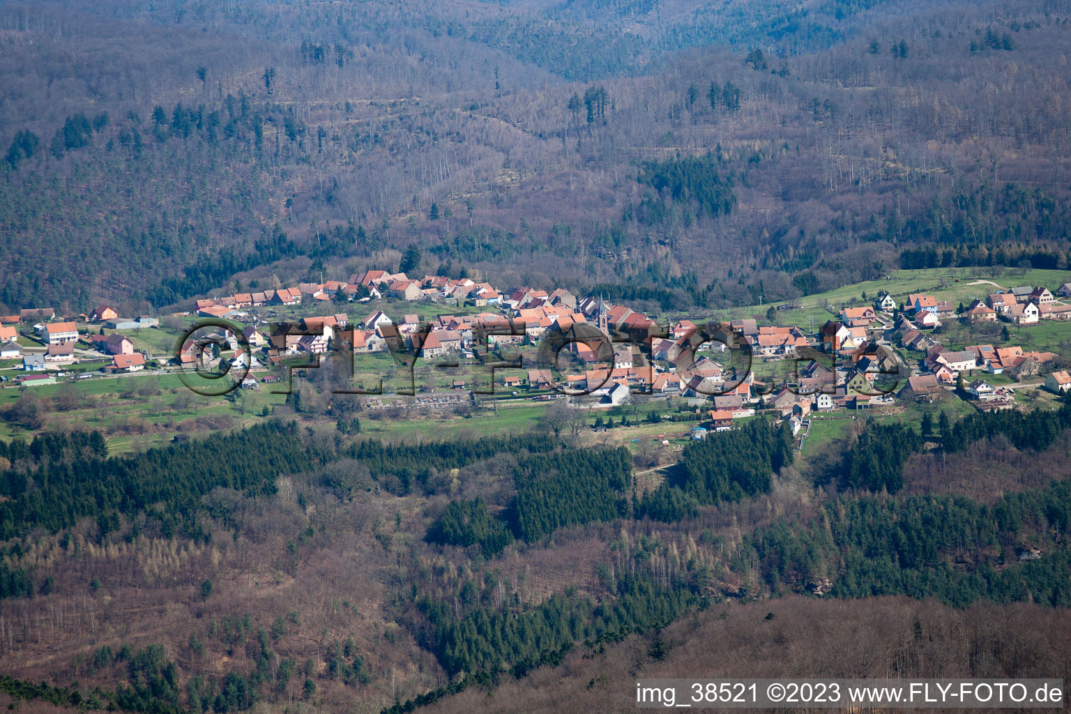 Schrägluftbild von Eschbourg, Graufthal im Bundesland Bas-Rhin, Frankreich