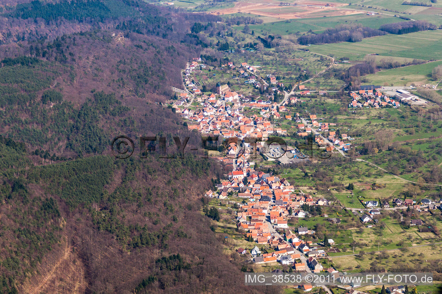 Luftaufnahme von Dorf - Ansicht am Rande von landwirtschaftlichen Feldern und Nutzflächen in Saint-Jean-Saverne in Grand Est im Bundesland Bas-Rhin, Frankreich
