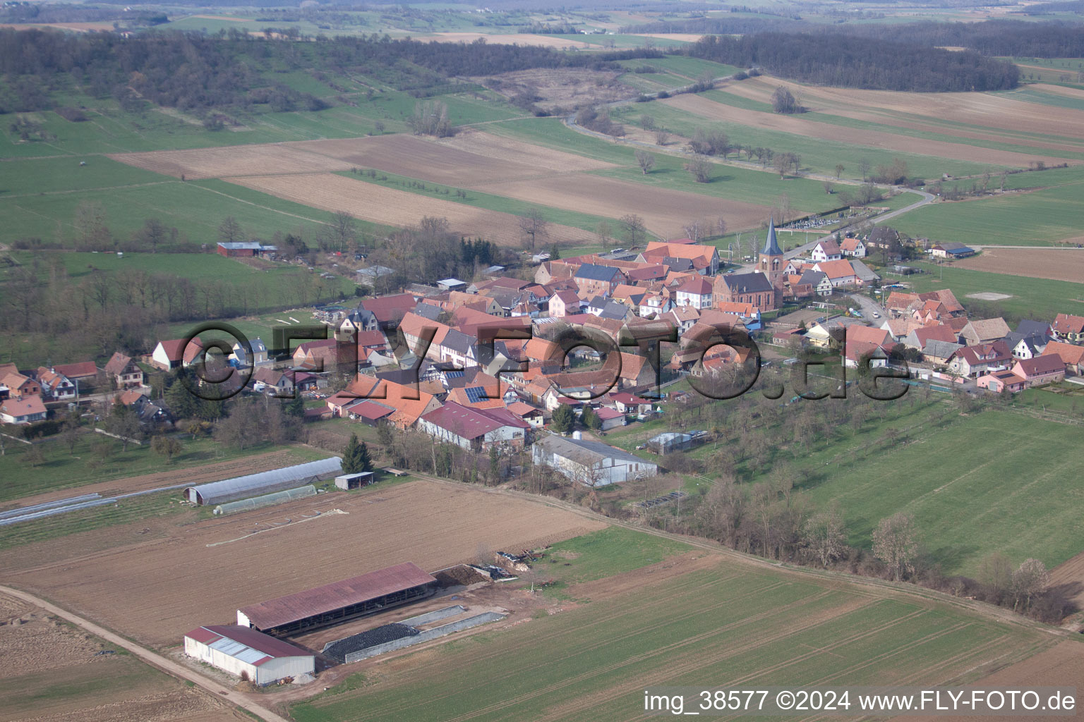 Dorf - Ansicht am Rande von landwirtschaftlichen Feldern und Nutzflächen in Geiswiller in Grand Est im Bundesland Bas-Rhin, Frankreich