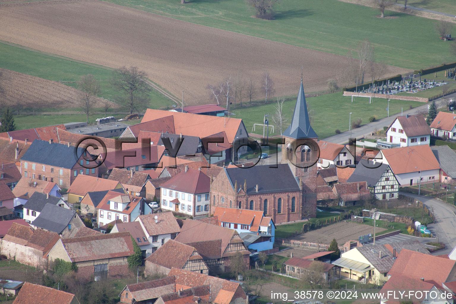 Luftbild von Dorf - Ansicht am Rande von landwirtschaftlichen Feldern und Nutzflächen in Geiswiller in Grand Est im Bundesland Bas-Rhin, Frankreich