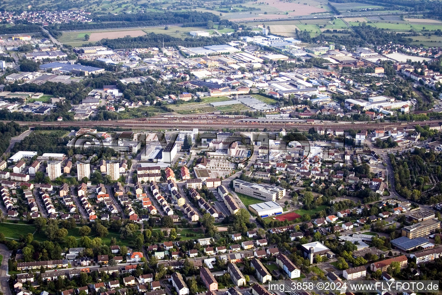 Industriegebiet Niederwaldstraße an der Bahn in Rastatt im Bundesland Baden-Württemberg, Deutschland