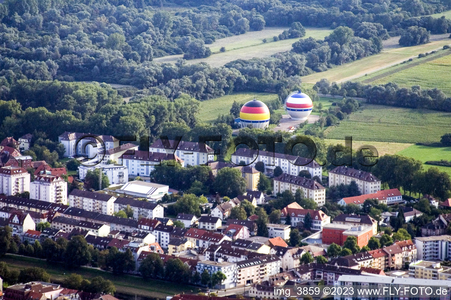 Kugelförmige Gastanks in Rastatt im Bundesland Baden-Württemberg, Deutschland