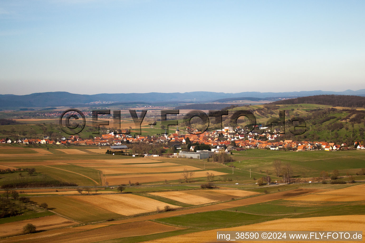 Dorf - Ansicht am Rande von landwirtschaftlichen Feldern und Nutzflächen in Kirrwiller in Grand Est im Bundesland Bas-Rhin, Frankreich