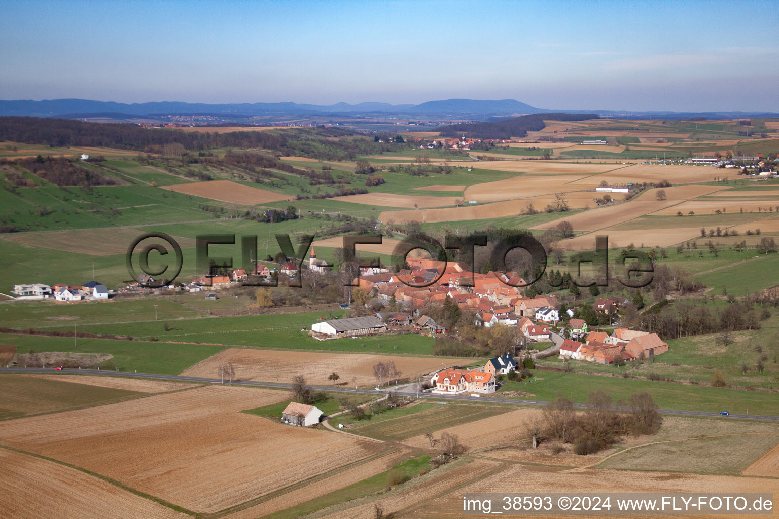 Dorf - Ansicht am Rande von landwirtschaftlichen Feldern und Nutzflächen in Issenhausen in Grand Est im Bundesland Bas-Rhin, Frankreich