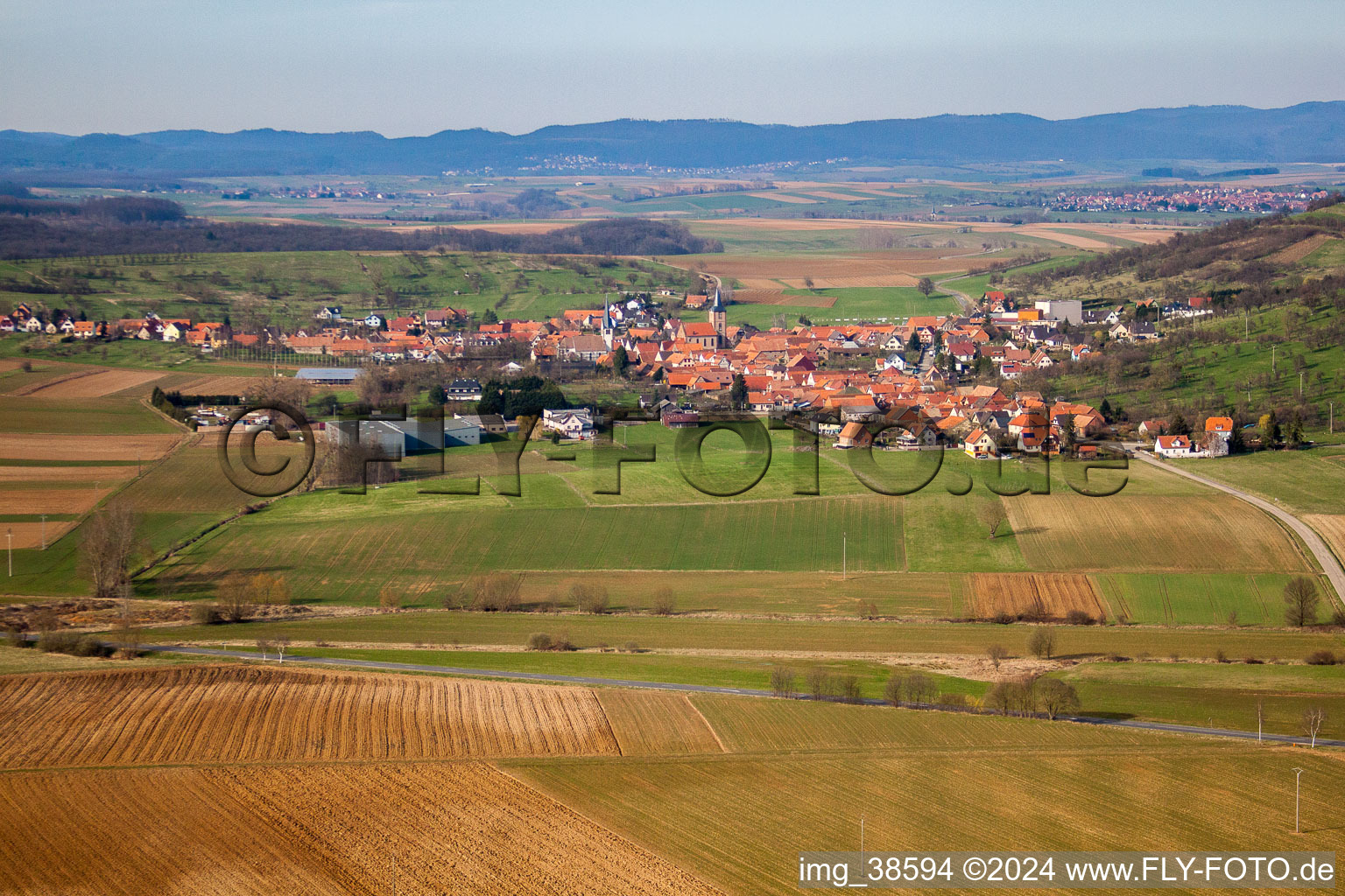 Luftbild von Dorf - Ansicht am Rande von landwirtschaftlichen Feldern und Nutzflächen in Kirrwiller in Grand Est im Bundesland Bas-Rhin, Frankreich