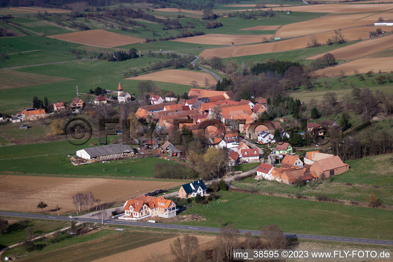 Schrägluftbild von Issenhausen im Bundesland Bas-Rhin, Frankreich