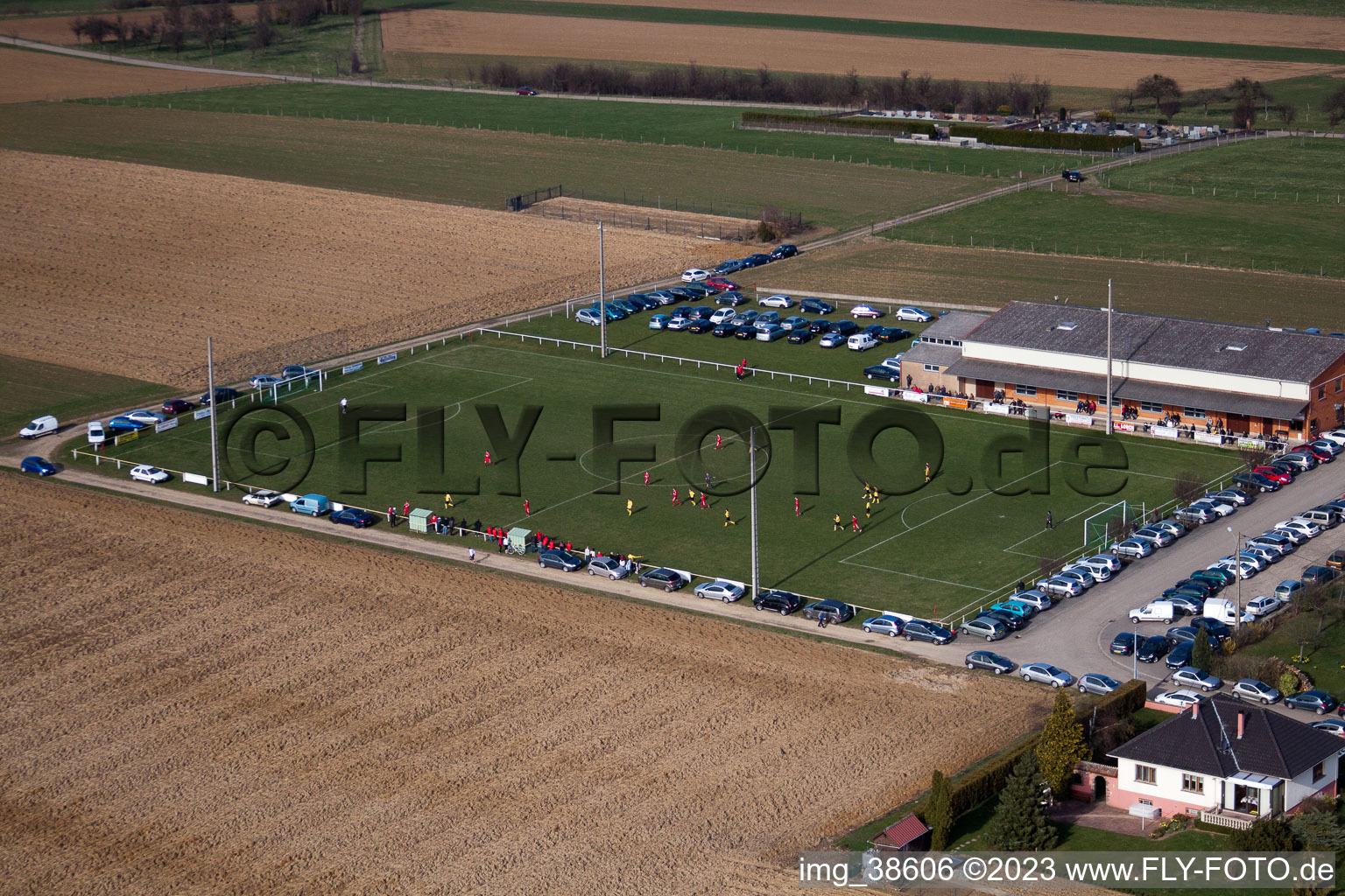 Luftbild von Ringendorf, Sportplatz im Bundesland Bas-Rhin, Frankreich