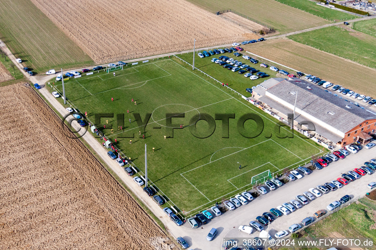Luftbild von Sportplatz- Fussballplatz in Ringendorf in Grand Est im Bundesland Bas-Rhin, Frankreich