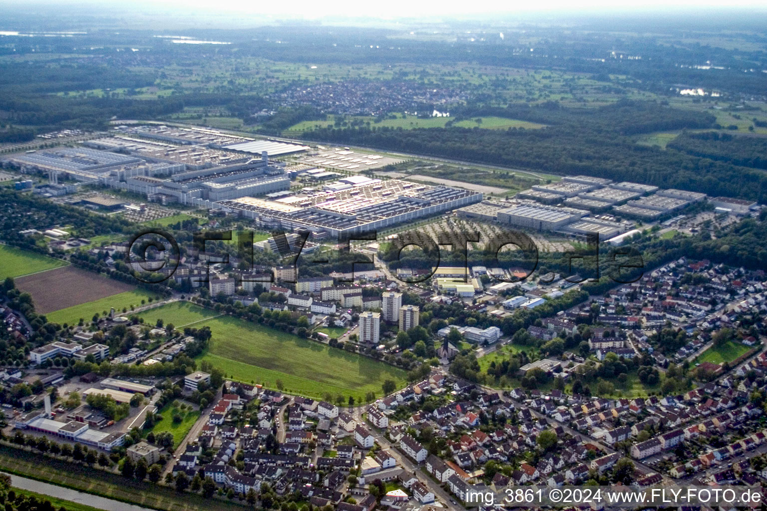 Mercedes-Benz Werk Rastatt im Ortsteil Rheinau im Bundesland Baden-Württemberg, Deutschland