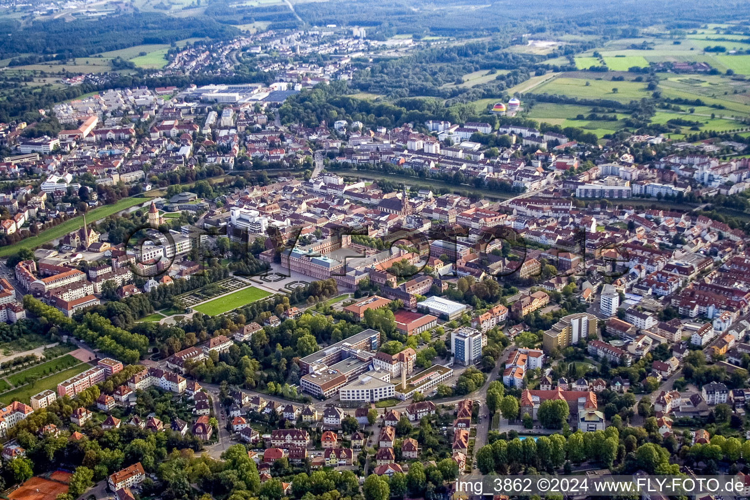 Innenstadt mit Schloßpark in Rastatt im Bundesland Baden-Württemberg, Deutschland