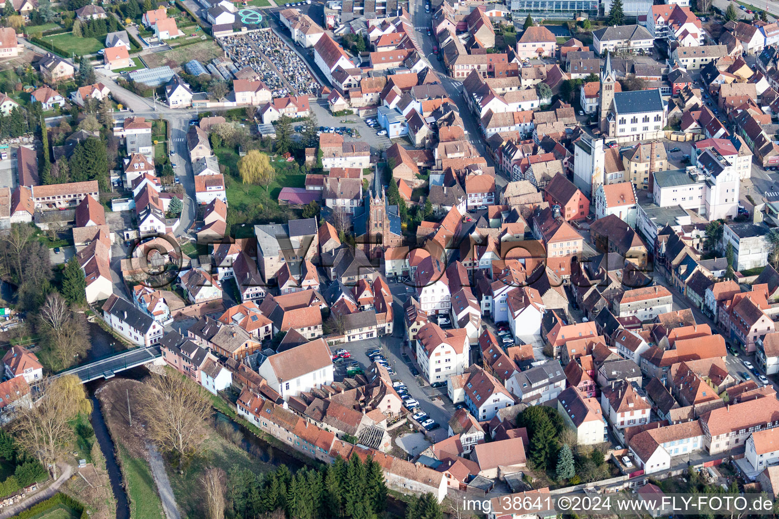 Luftbild von Stadtansicht vom Innenstadtbereich in Pfaffenhoffen in Grand Est in Val-de-Moder im Bundesland Bas-Rhin, Frankreich